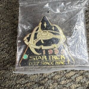 Vtg 1993 Star Trek Deep Space Nine DS9 Paramount Pictures Lapel Pin